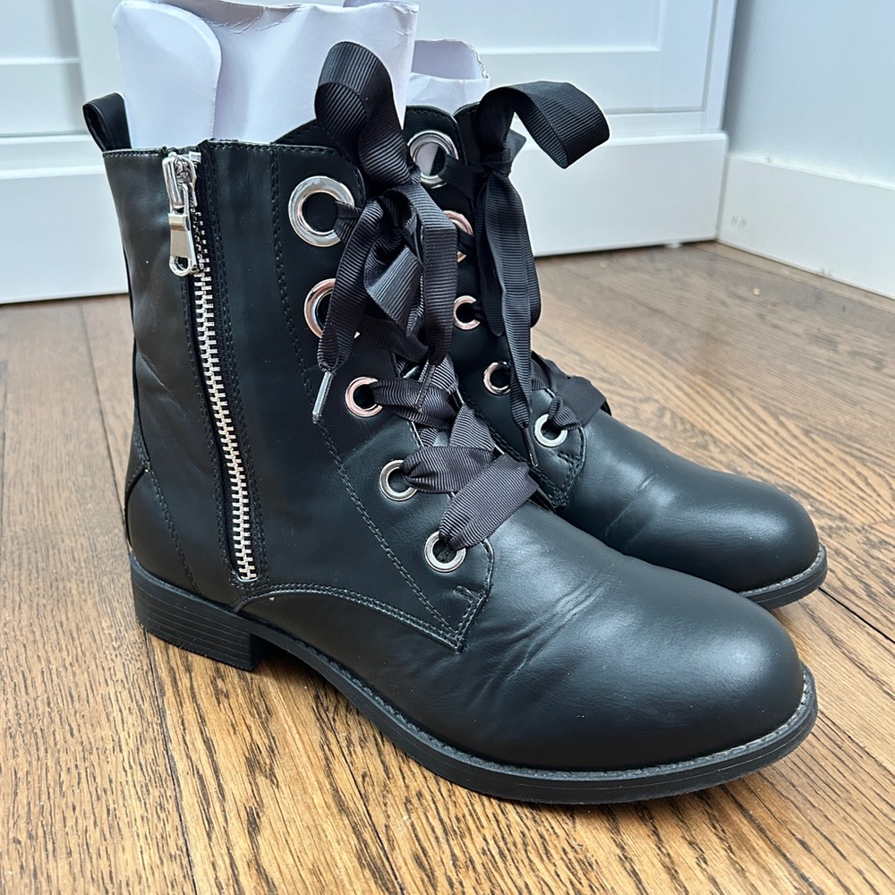 EUC Black Torrid Ribbon Laces Boot with Zippers 9WW Wide